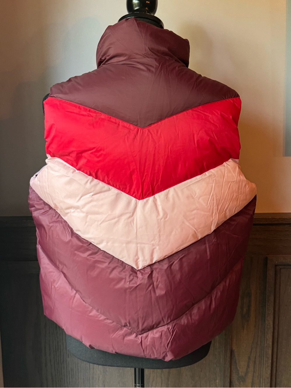 Old Navy Colorblock Puffer Vest in Maroon & Pink medium NWT - Picture 4 of 8
